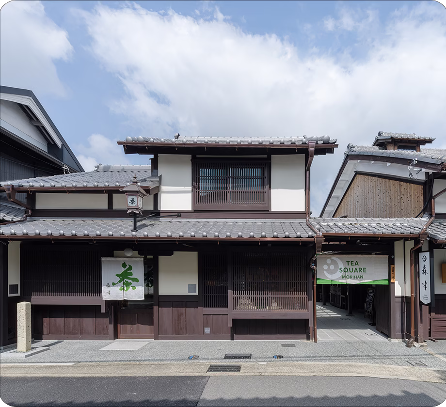 茶舗　共栄製茶が運営する「TEA SQUARE MORIHAN」の外観写真です。同じものが京都宇治観光マップにも掲載されており観光名所として紹介されている施設です。